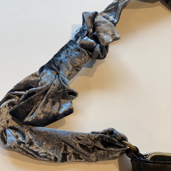 Twig & Arrow Small Black Purse Gray Velvet Strap Zipper Bag D24 - Picture 2 of 16